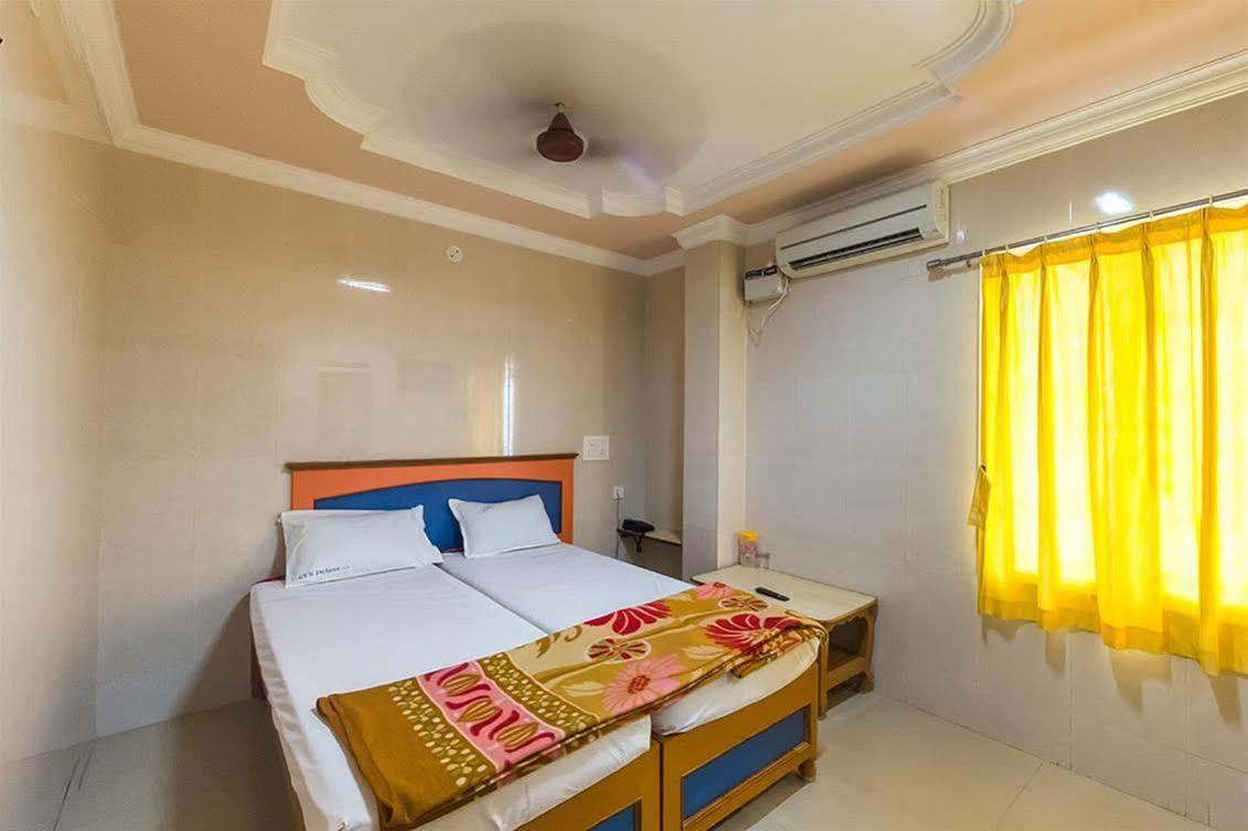 Villa Kvr Deluxe Residency à Tirupati Extérieur photo