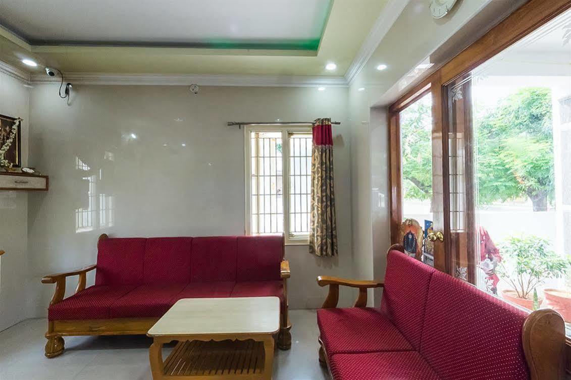 Villa Kvr Deluxe Residency à Tirupati Extérieur photo
